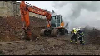 Los bomberos sofocan el incendio de una excavadora en Reinosa