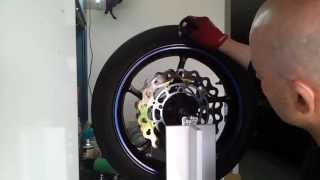 ¿Cómo equilibrar una rueda de moto?