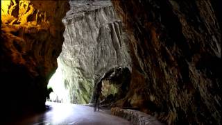 Espeleologa en coche (La Cuevona, Ribadesella)