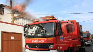 Un incendio arrasa parte de una vivienda en Reinosa