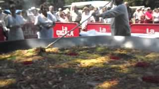 El maestro Vicente elabora una paella gigante.