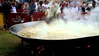 Preparando la paella en Campoo de Suso