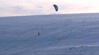 Practicando snowkite en el Puerto de Palombera