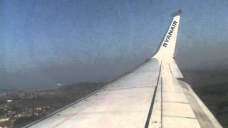 Ryanair Boeing 737-800 aterriza en el aeropuerto de Parayas (Santander)