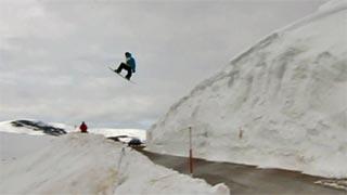 Salto con esquís y tabla de snowboard desde el nevero 'Munín' de Palombera