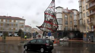 El viento destroza los adornos navideos de Reinosa